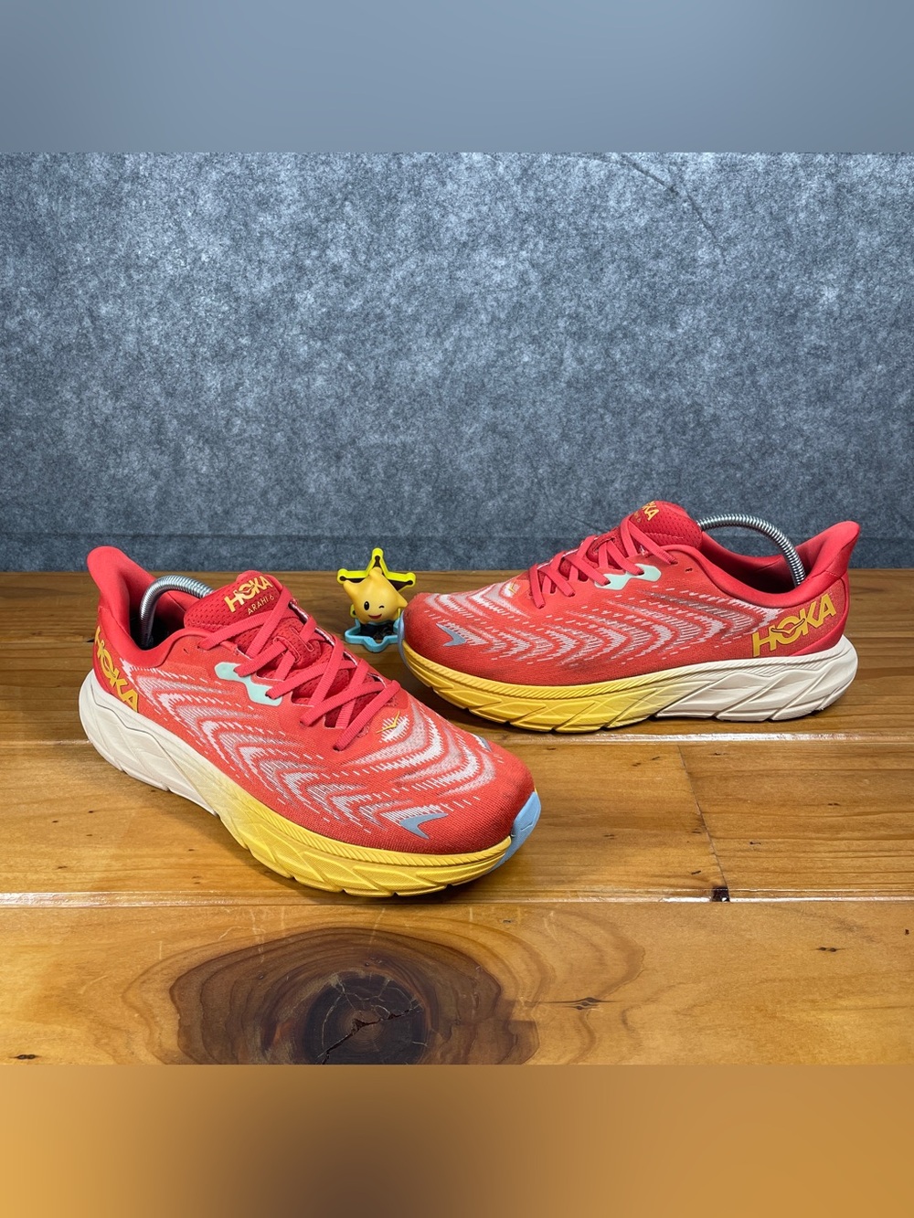 HOKA Arahi 6 MENS SIZE 10.5 D Fiesta Amber Yellow Running Shoes 1123194 FAYW